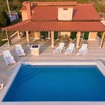 Countryside With Pool, Three Bedrooms *