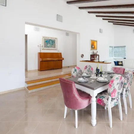 Willa Countryside With Pool, Three Bedrooms *