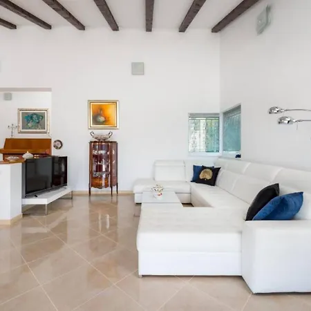 Countryside With Pool, Three Bedrooms Βίλα Vucevica