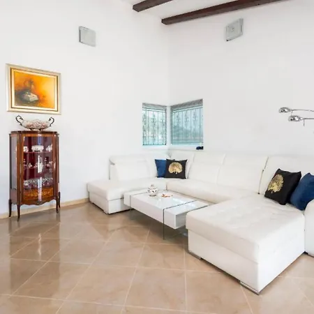 Countryside With Pool, Three Bedrooms