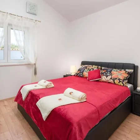 Countryside With Pool, Three Bedrooms Willa *