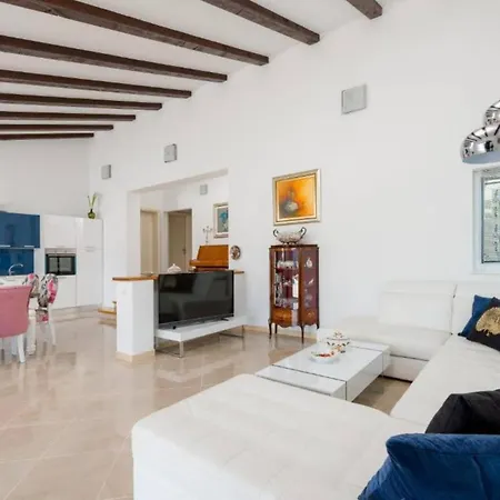 Βίλα Countryside With Pool, Three Bedrooms Vucevica