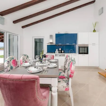Countryside With Pool, Three Bedrooms Βίλα