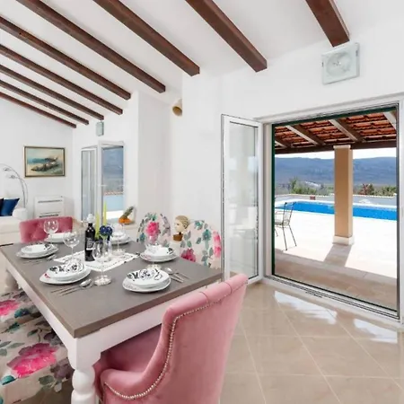 Βίλα Countryside With Pool, Three Bedrooms Vucevica
