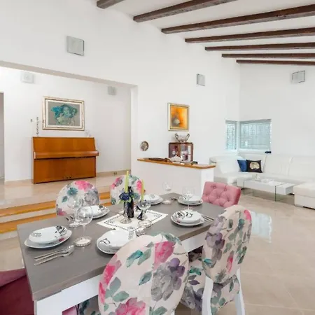 Countryside With Pool, Three Bedrooms Βίλα *