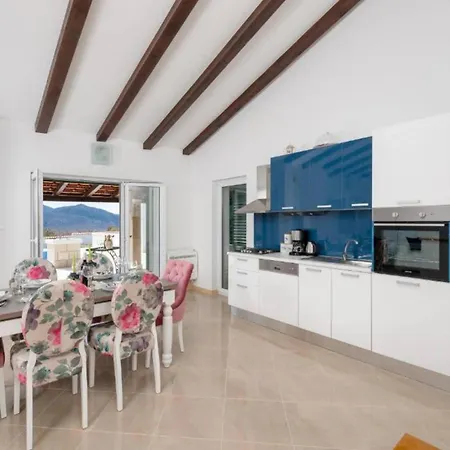 Βίλα Countryside With Pool, Three Bedrooms *